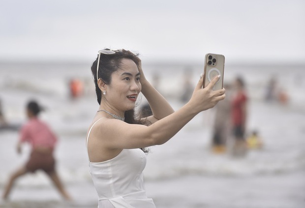 Hình ảnh biển Sầm Sơn ngày nghỉ lễ đầu tiên dịp 30-4 và 1-5-15