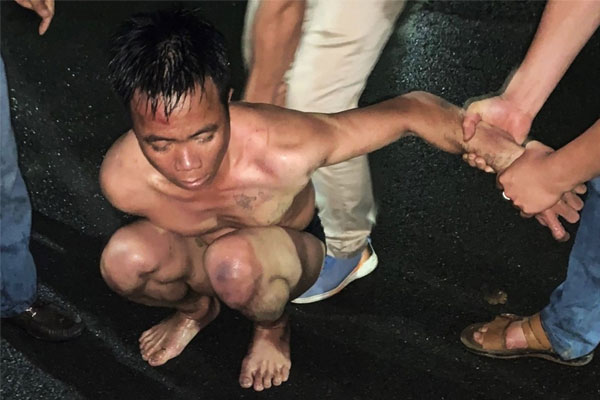 Bị công an truy đuổi, người đàn ông lao xuống hồ ẩn nấp trong 2 giờ-1