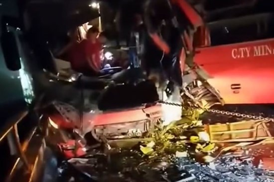 Xe khách tông nhau trên cao tốc, 1 người chết, nhiều người bị thương