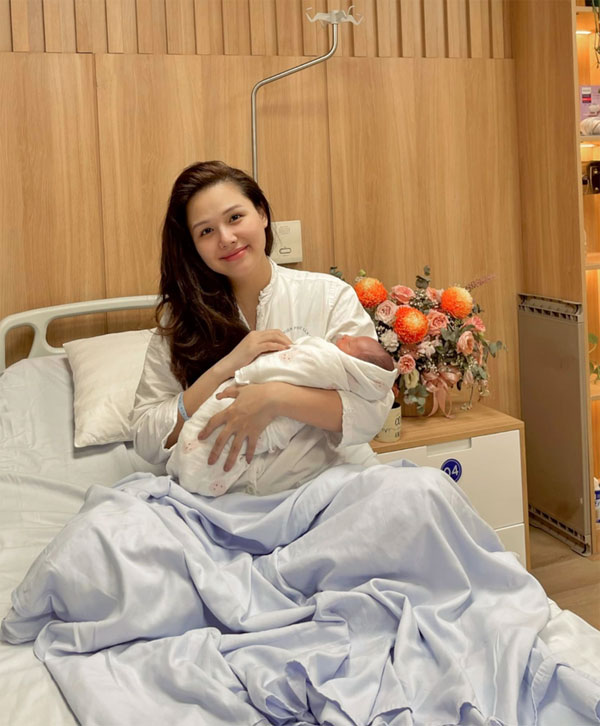 Phanh Lee khoe cận dung mạo con thứ 2-3