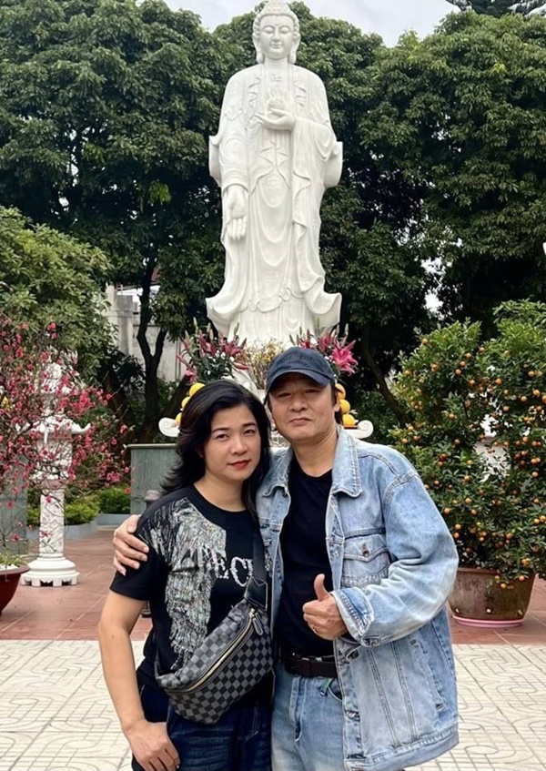 NSƯT Võ Hoài Nam U60: Để vợ đứng tên mọi tài sản, chụp ảnh luôn ôm ấp ngọt ngào-2