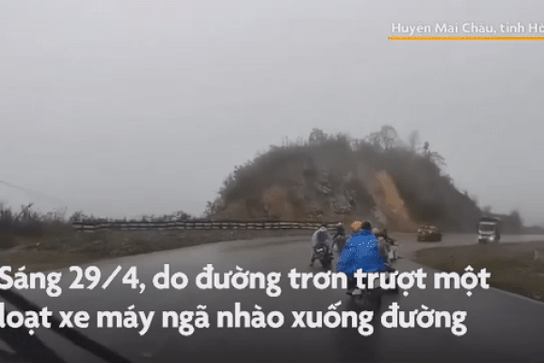 Hàng loạt xe máy ngã nhào trên đèo Đá Trắng