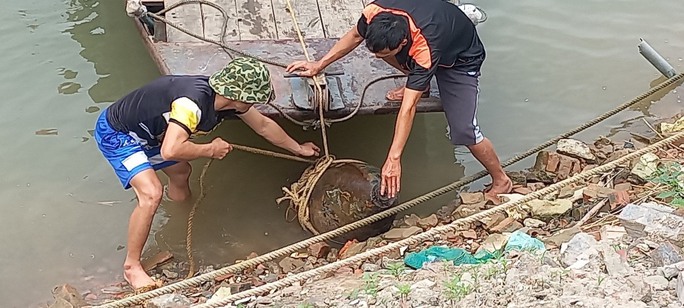 Phát hiện quả bom nặng hơn 500 kg ngay bờ sông-1
