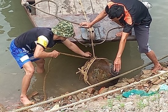 Phát hiện quả bom nặng hơn 500 kg ngay bờ sông