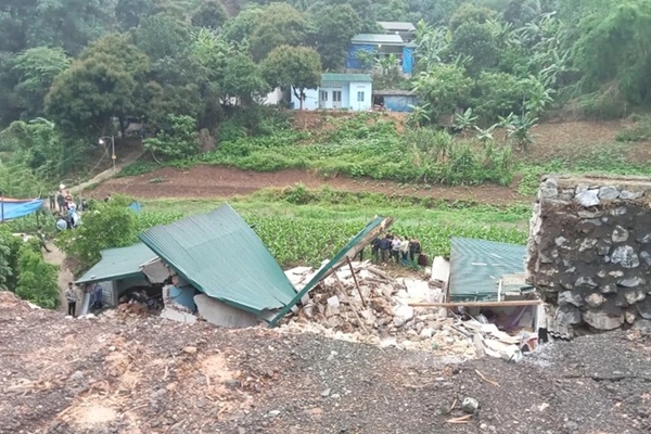 Khoảnh khắc dãy nhà sụp xuống sông do sạt lở ở An Giang-1