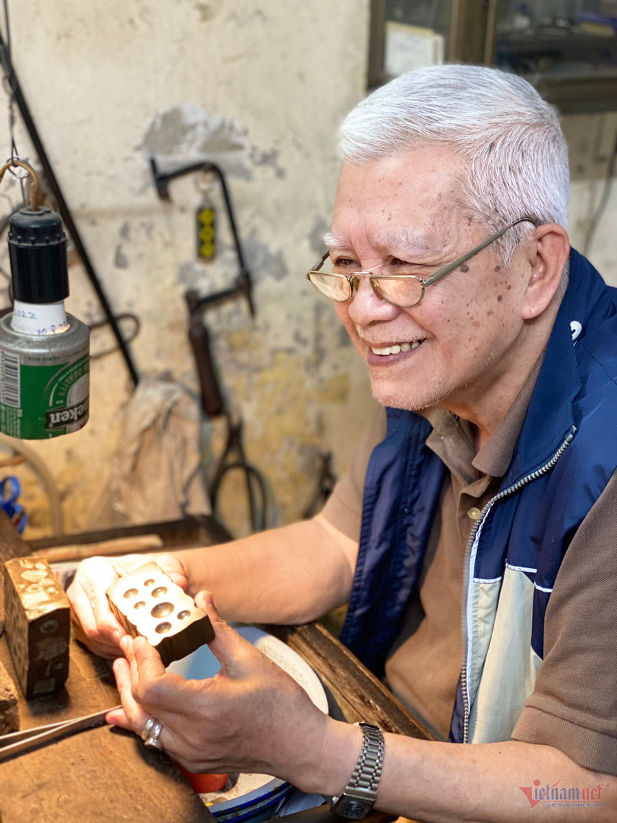 Thợ kim hoàn phố cổ Hà Nội tiết lộ lý do không thích đeo trang sức lên người-1