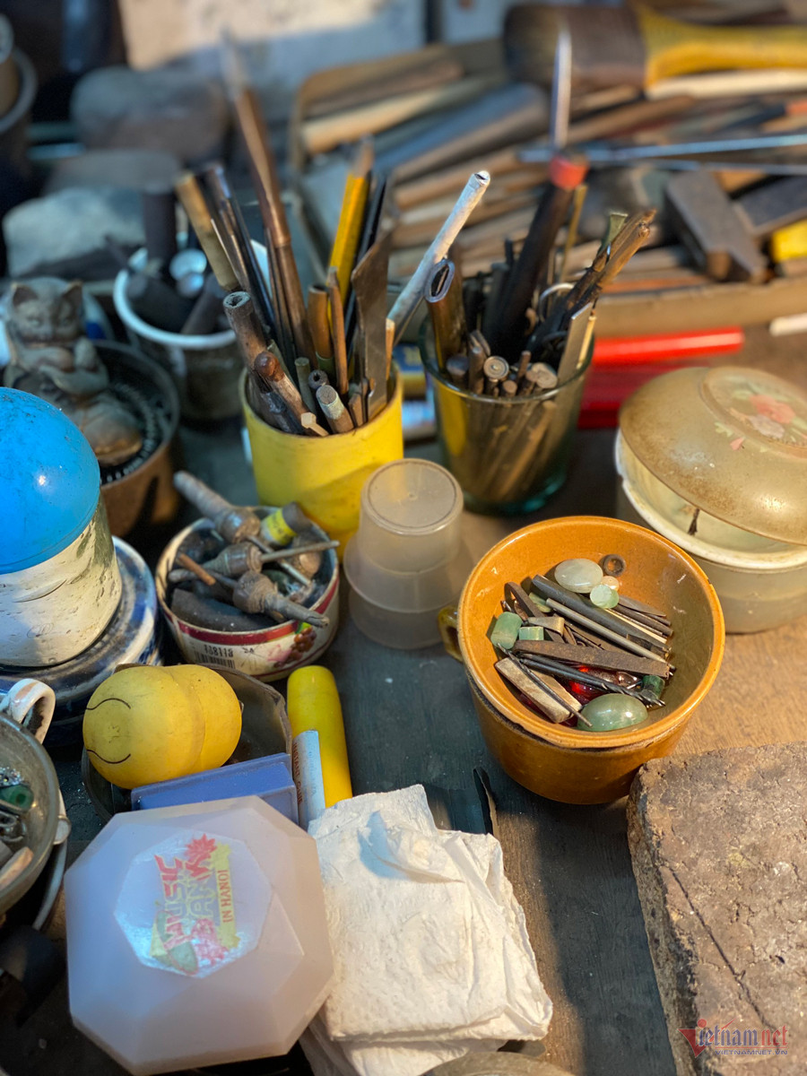 Thợ kim hoàn phố cổ Hà Nội tiết lộ lý do không thích đeo trang sức lên người-2