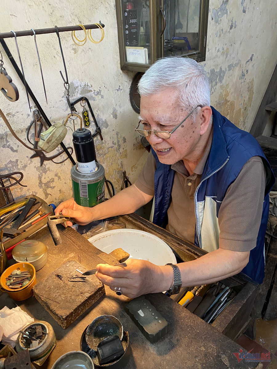 Thợ kim hoàn phố cổ Hà Nội tiết lộ lý do không thích đeo trang sức lên người-3