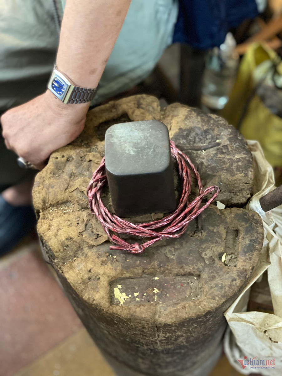 Thợ kim hoàn phố cổ Hà Nội tiết lộ lý do không thích đeo trang sức lên người-4