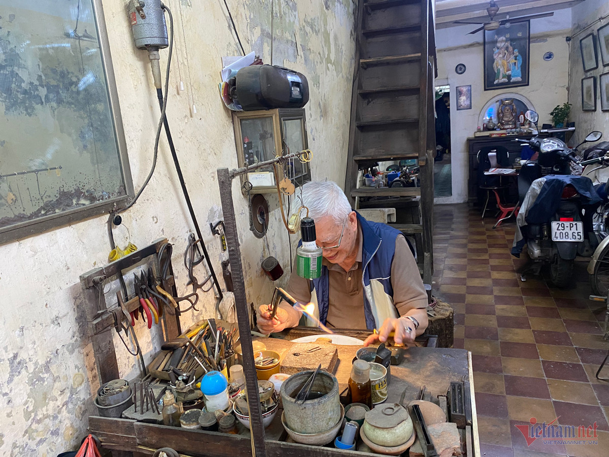 Thợ kim hoàn phố cổ Hà Nội tiết lộ lý do không thích đeo trang sức lên người-5