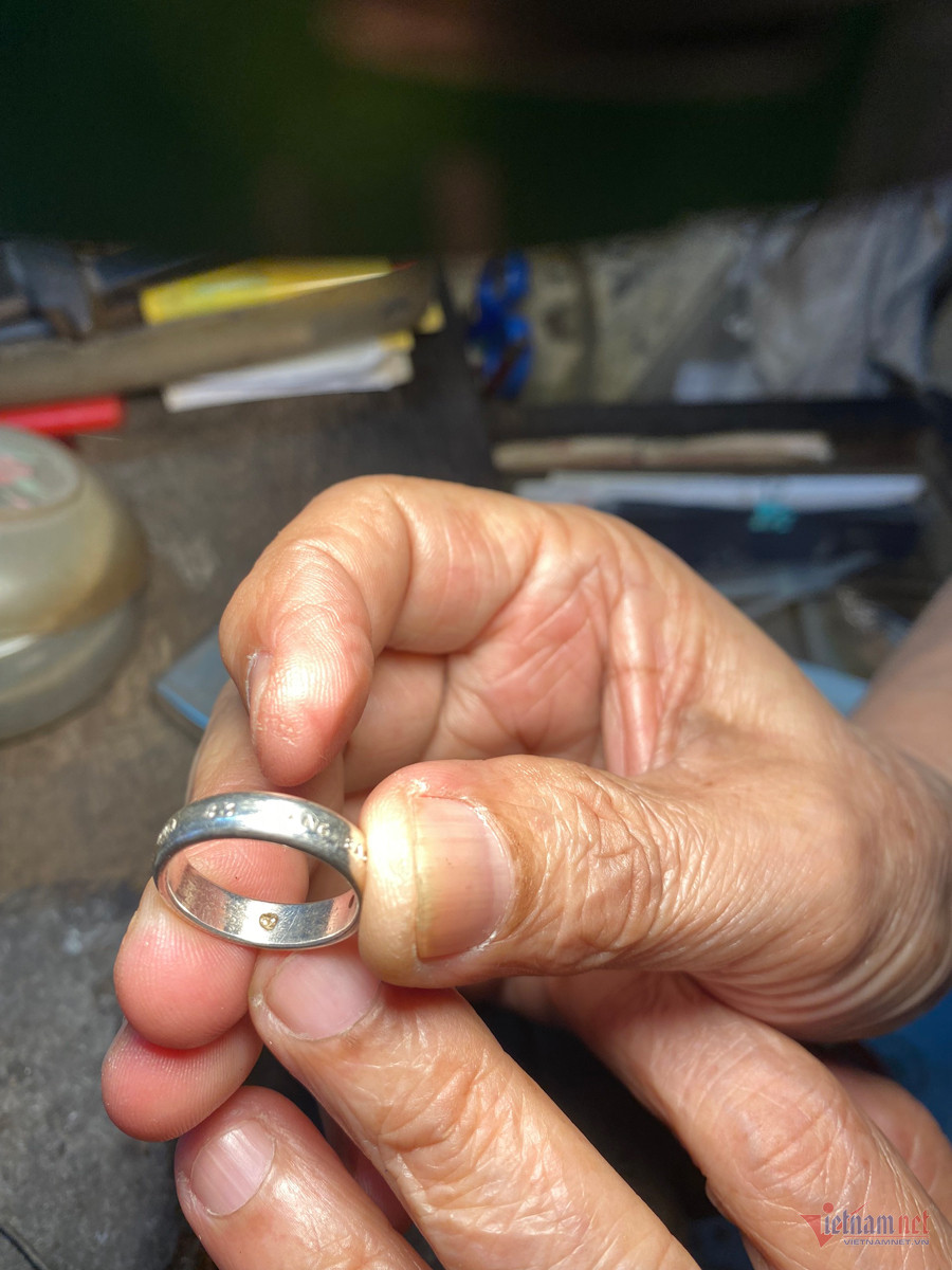 Thợ kim hoàn phố cổ Hà Nội tiết lộ lý do không thích đeo trang sức lên người-6