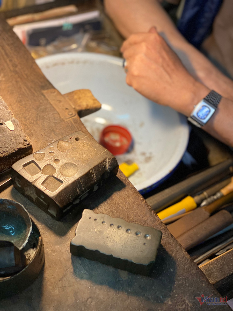 Thợ kim hoàn phố cổ Hà Nội tiết lộ lý do không thích đeo trang sức lên người-7