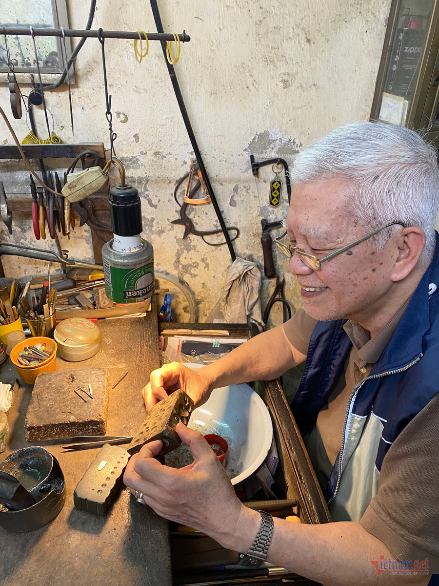 Thợ kim hoàn phố cổ Hà Nội tiết lộ lý do không thích đeo trang sức lên người-9