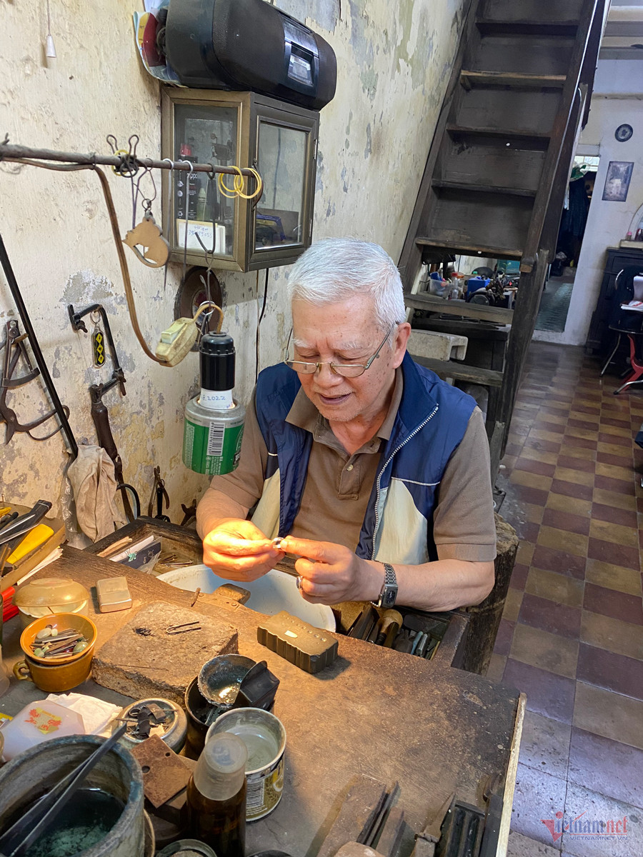 Thợ kim hoàn phố cổ Hà Nội tiết lộ lý do không thích đeo trang sức lên người-10