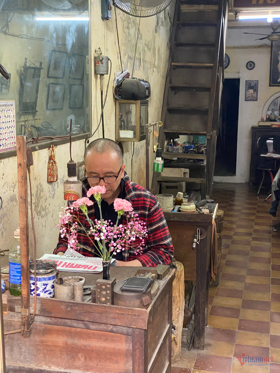 Thợ kim hoàn phố cổ Hà Nội tiết lộ lý do không thích đeo trang sức lên người-11