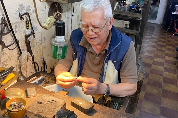 Trung vệ Đỗ Duy Mạnh và vợ chính thức công khai việc có em bé lần 2-3