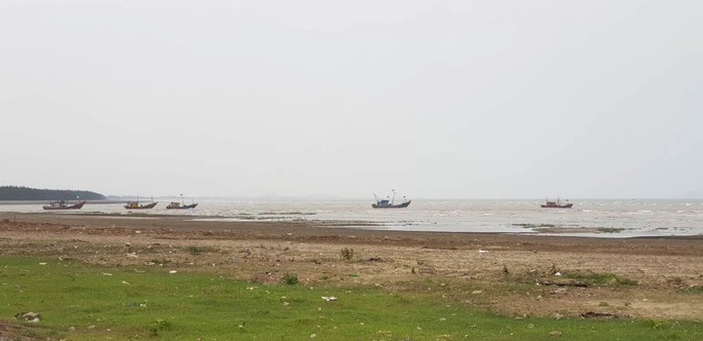 Bé trai chưa rõ danh tính bị sóng biển cuốn mất tích-1