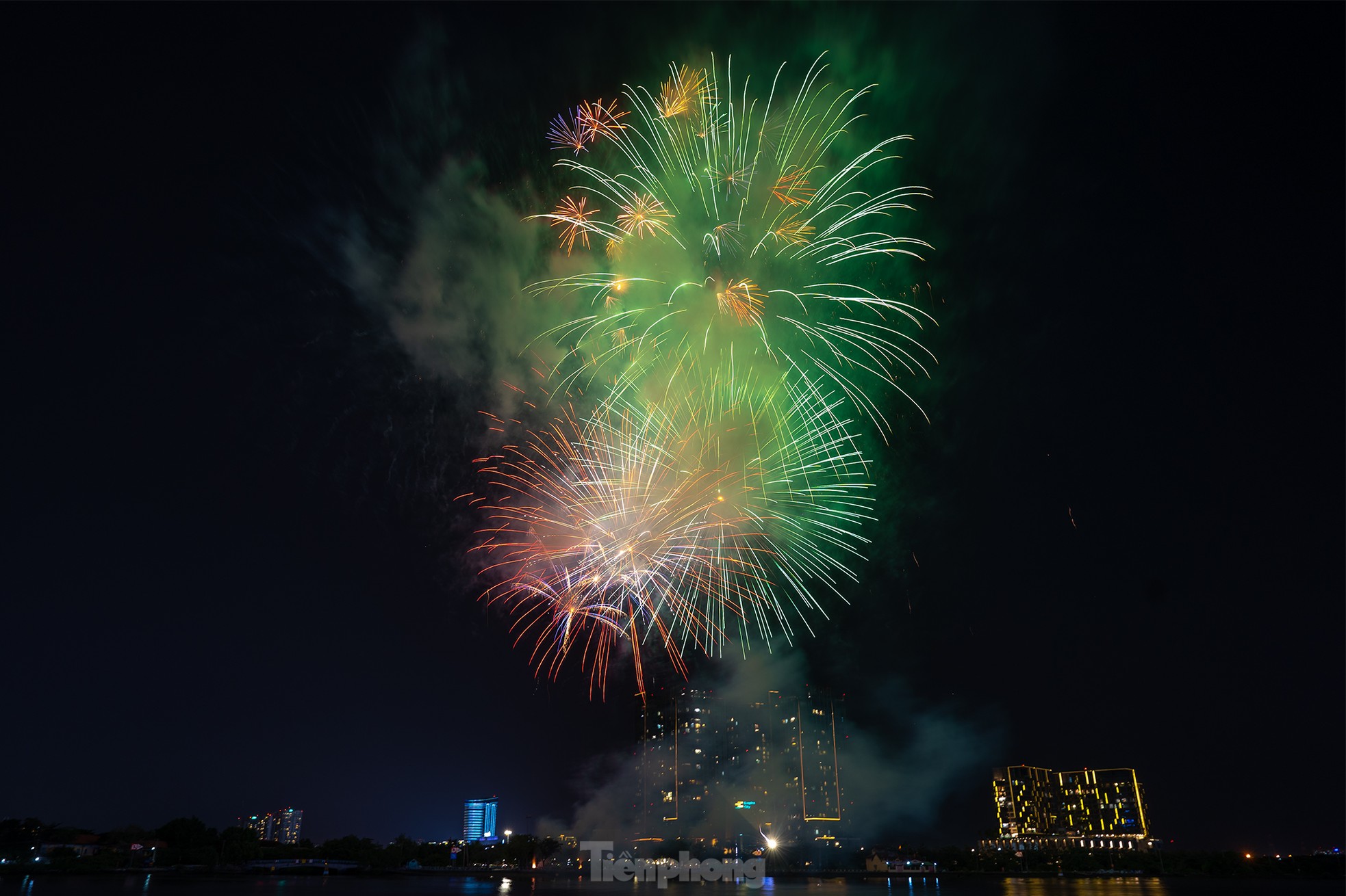 Rực rỡ đại tiệc pháo hoa mừng ngày đất nước thống nhất-4