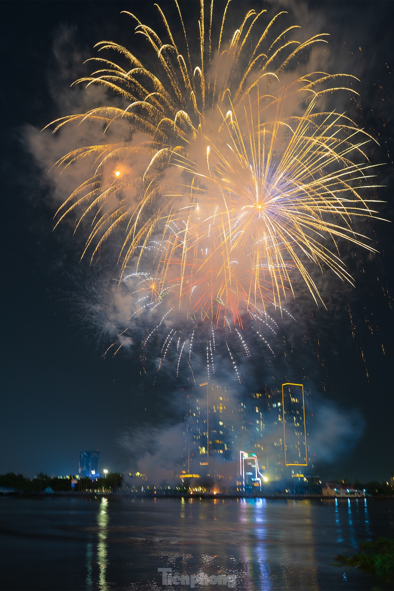 Rực rỡ đại tiệc pháo hoa mừng ngày đất nước thống nhất-6