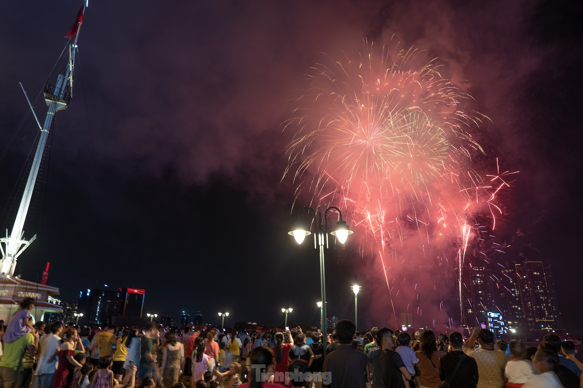 Rực rỡ đại tiệc pháo hoa mừng ngày đất nước thống nhất-10