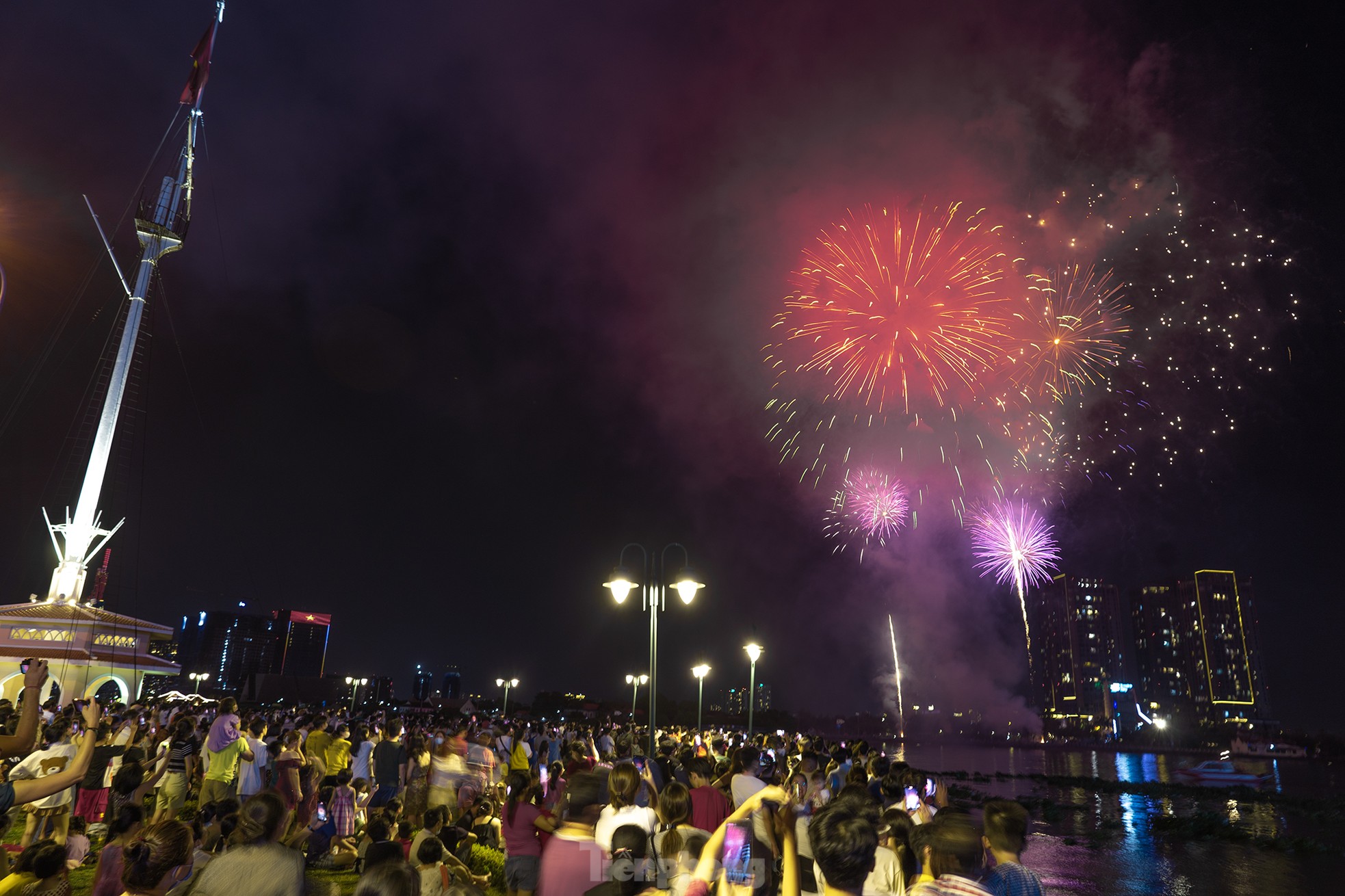 Rực rỡ đại tiệc pháo hoa mừng ngày đất nước thống nhất-13