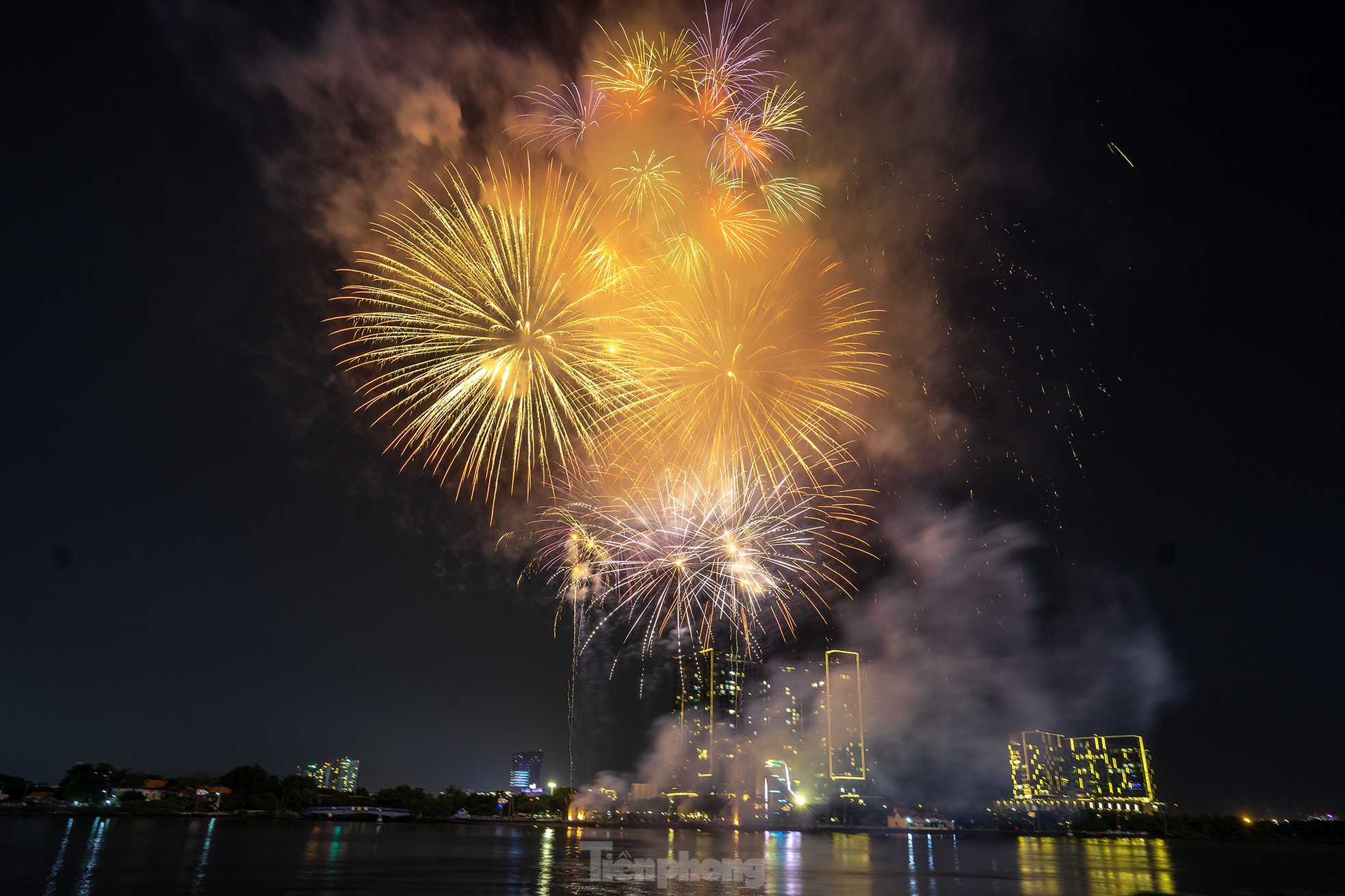 Rực rỡ đại tiệc pháo hoa mừng ngày đất nước thống nhất-15