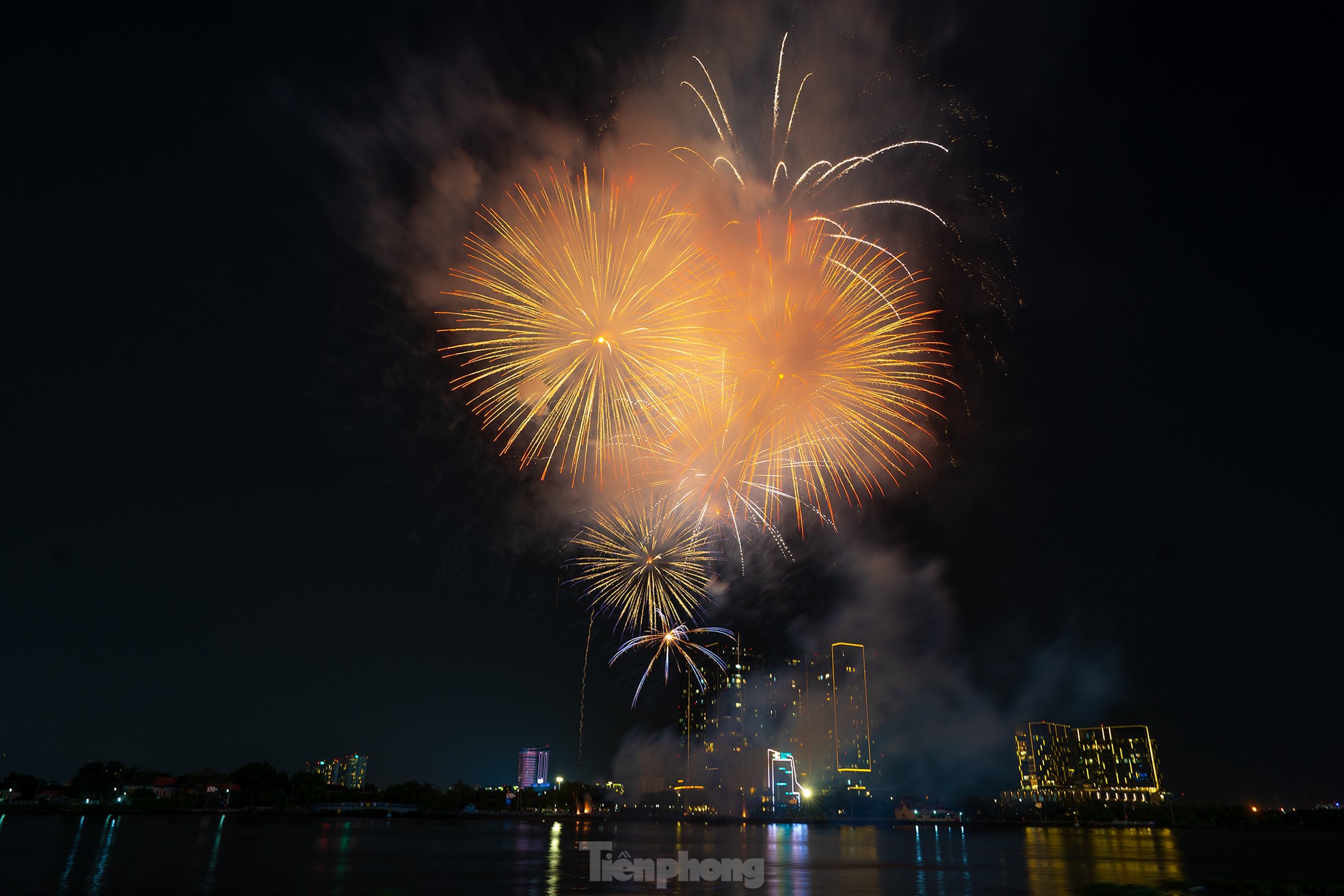 Rực rỡ đại tiệc pháo hoa mừng ngày đất nước thống nhất-8