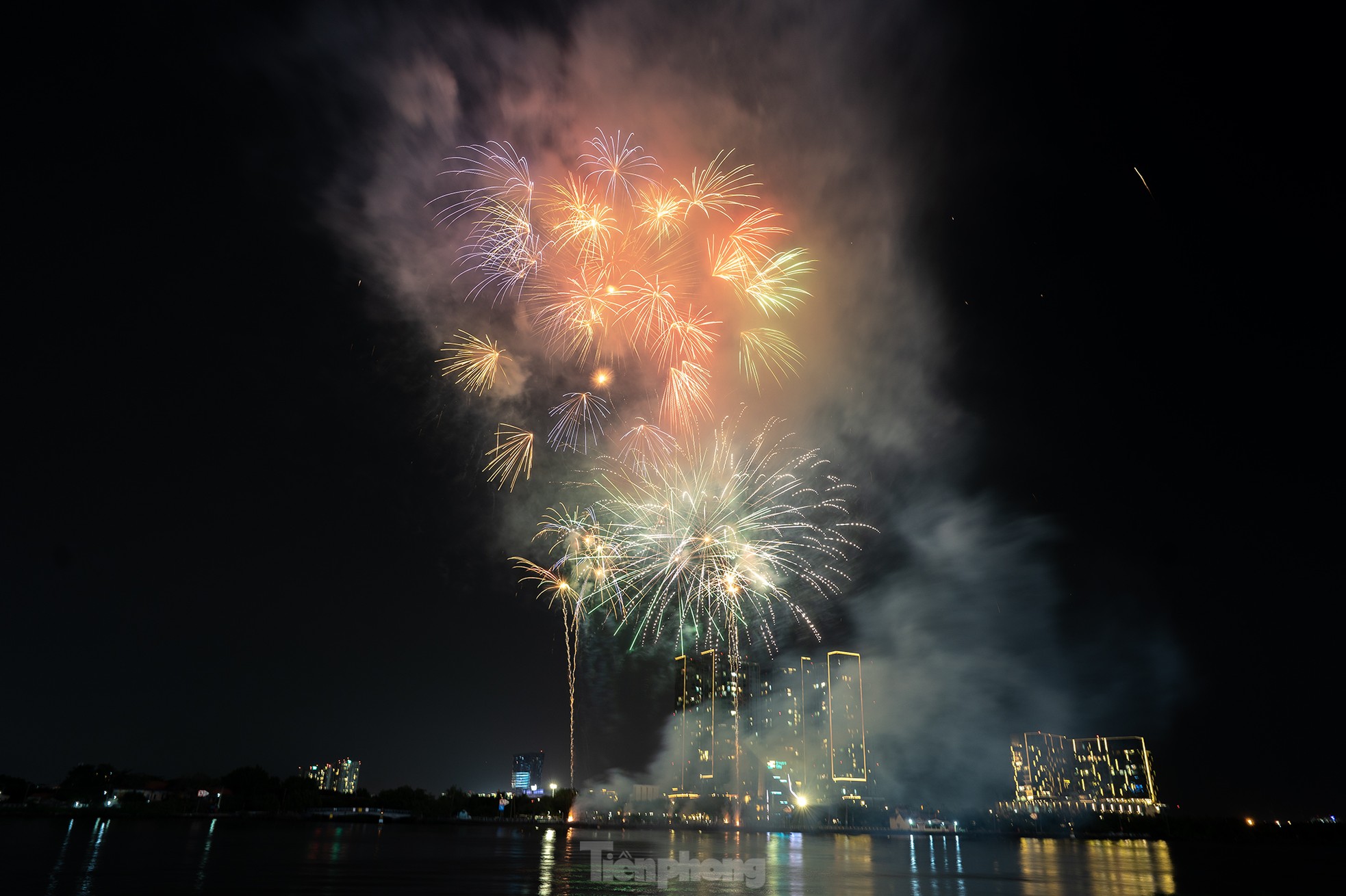 Rực rỡ đại tiệc pháo hoa mừng ngày đất nước thống nhất-11