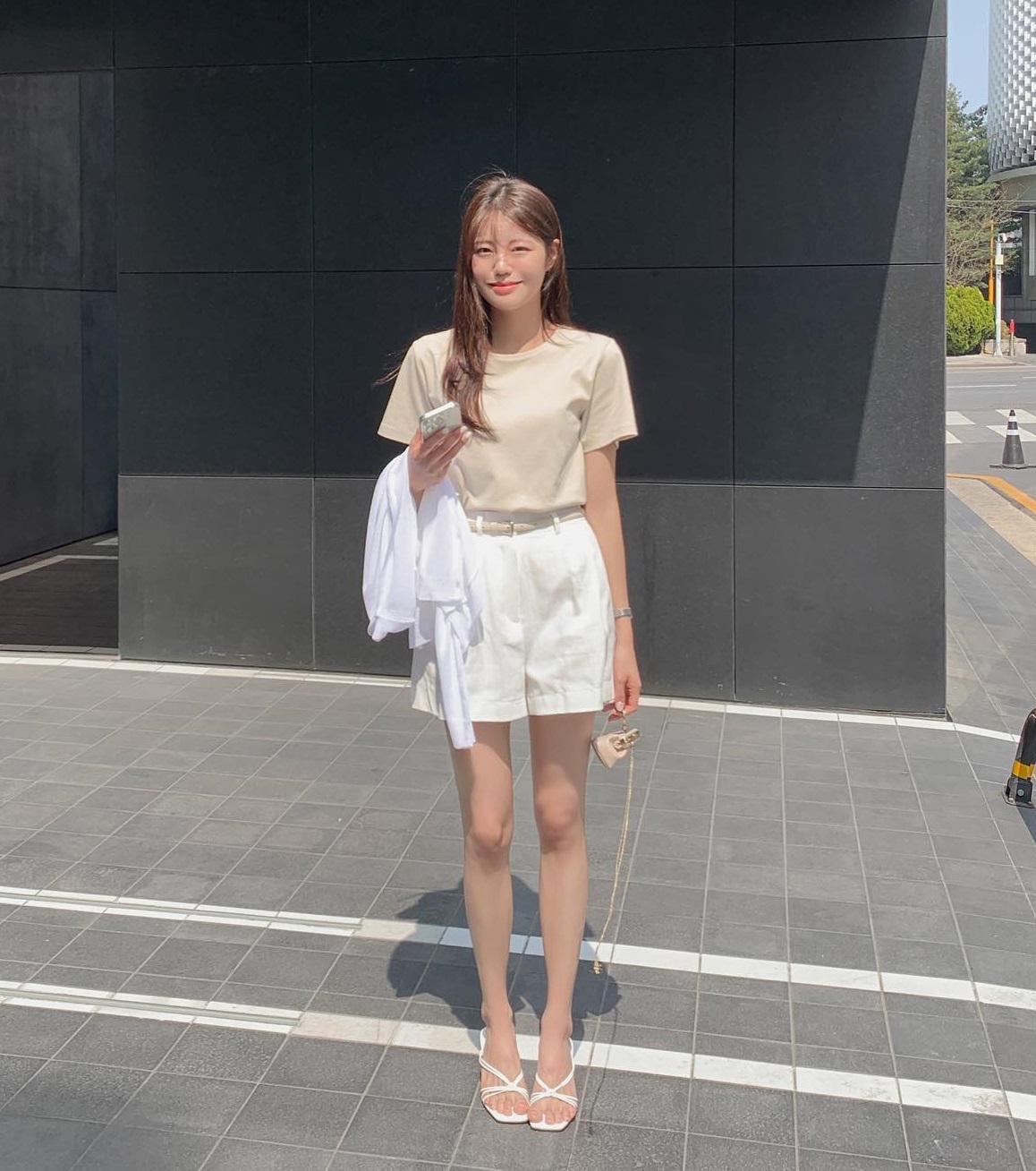 4 mẫu sandal dành cho người thấp, kiểu nào cũng kéo chân dài miên man-1