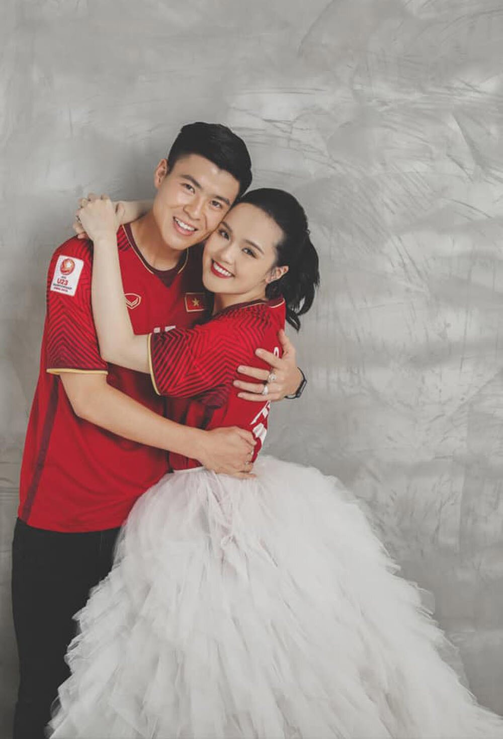 Trung vệ Đỗ Duy Mạnh và vợ chính thức công khai việc có em bé lần 2-2