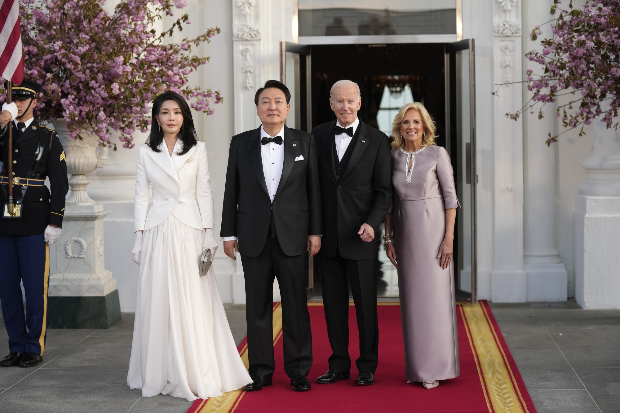 Vợ chồng Tổng thống Hàn Quốc mặn nồng dù đến với nhau ở tuổi xế chiều-1