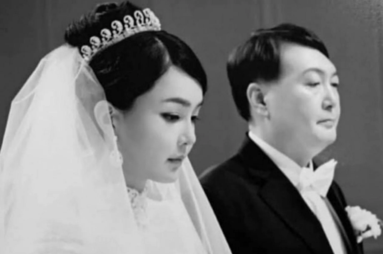 Vợ chồng Tổng thống Hàn Quốc mặn nồng dù đến với nhau ở tuổi xế chiều-4