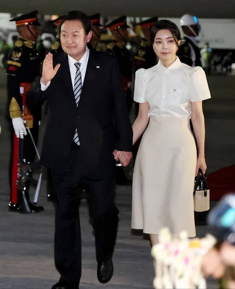 Vợ chồng Tổng thống Hàn Quốc mặn nồng dù đến với nhau ở tuổi xế chiều-2