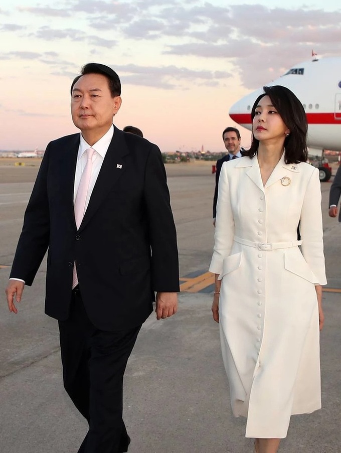 Vợ chồng Tổng thống Hàn Quốc mặn nồng dù đến với nhau ở tuổi xế chiều-3