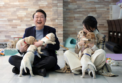 Vợ chồng Tổng thống Hàn Quốc mặn nồng dù đến với nhau ở tuổi xế chiều-5