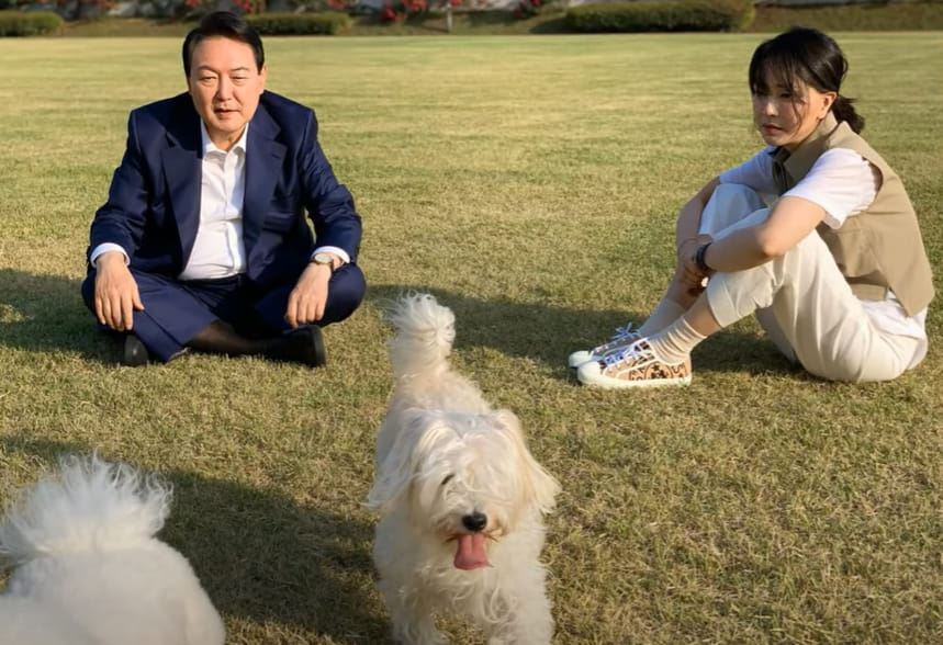 Vợ chồng Tổng thống Hàn Quốc mặn nồng dù đến với nhau ở tuổi xế chiều-6