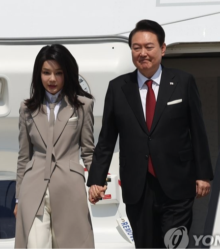 Vợ chồng Tổng thống Hàn Quốc mặn nồng dù đến với nhau ở tuổi xế chiều-8