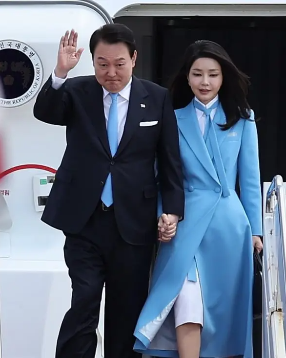 Vợ chồng Tổng thống Hàn Quốc mặn nồng dù đến với nhau ở tuổi xế chiều-9