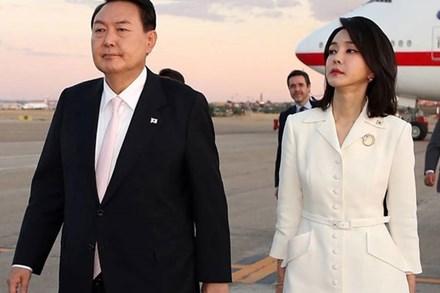 Vợ chồng Tổng thống Hàn Quốc mặn nồng dù đến với nhau ở tuổi 