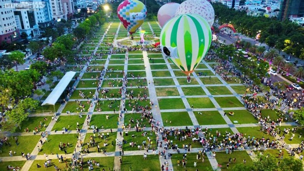 Bãi biển miền Trung đông nghịt người, khách sạn cháy phòng dịp 30/4-1/5-2