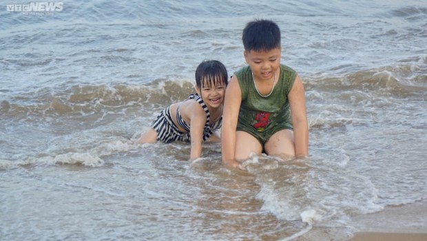 Bãi biển miền Trung đông nghịt người, khách sạn cháy phòng dịp 30/4-1/5-6