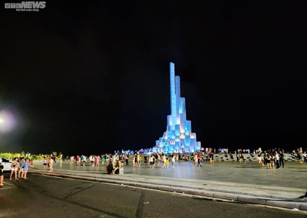 Bãi biển miền Trung đông nghịt người, khách sạn cháy phòng dịp 30/4-1/5-7