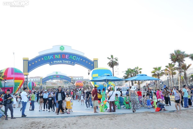 Bãi biển miền Trung đông nghịt người, khách sạn cháy phòng dịp 30/4-1/5-15