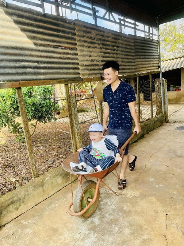 Các gia đình nhỏ về quê nghỉ lễ, cùng con lưu lại kỷ niệm quý giá bên ông bà-1