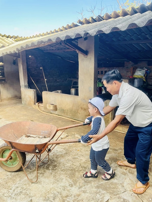 Các gia đình nhỏ về quê nghỉ lễ, cùng con lưu lại kỷ niệm quý giá bên ông bà-2