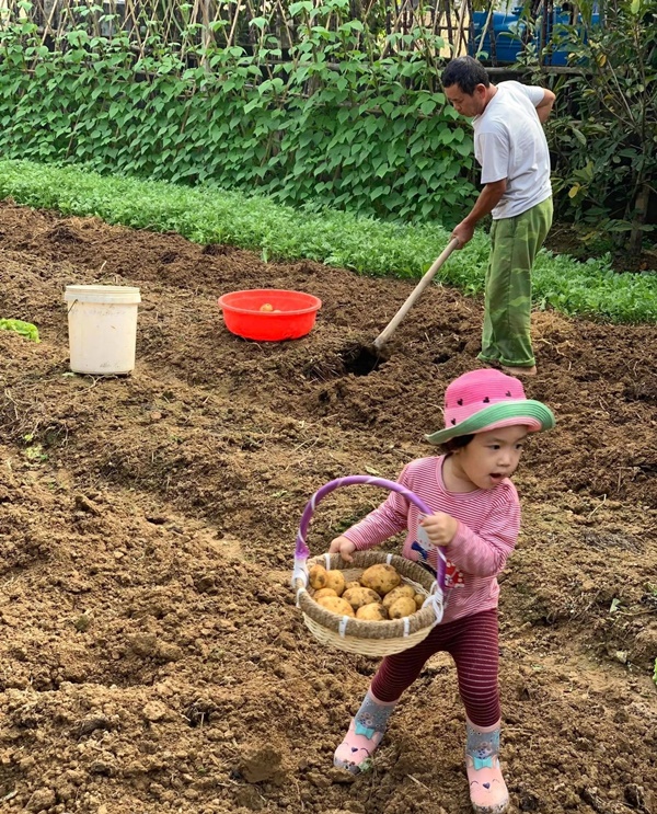 Các gia đình nhỏ về quê nghỉ lễ, cùng con lưu lại kỷ niệm quý giá bên ông bà-10