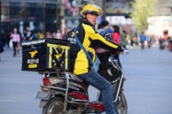 Nghịch lý hàng trăm nghìn thạc sĩ, cử nhân đổ xô làm shipper
