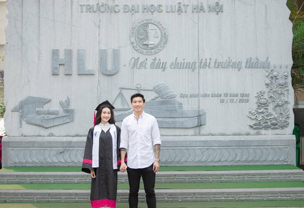 Doãn Hải My nắm tay Đoàn Văn Hậu chụp ảnh kỷ yếu-1