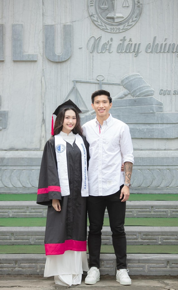 Doãn Hải My nắm tay Đoàn Văn Hậu chụp ảnh kỷ yếu-2