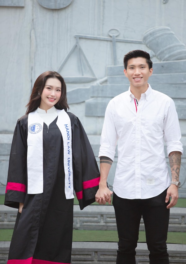 Doãn Hải My nắm tay Đoàn Văn Hậu chụp ảnh kỷ yếu-3